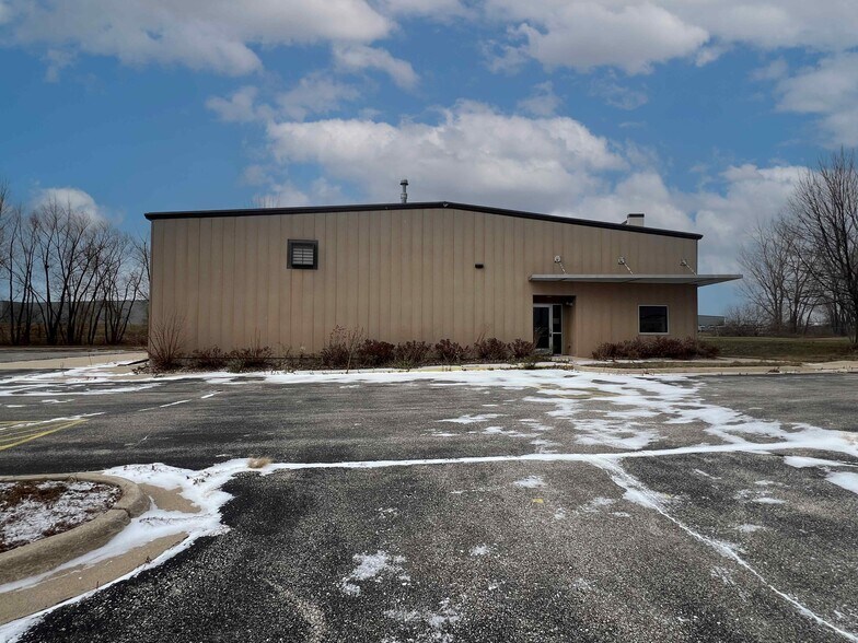 422 Performance Dr, Cedar Falls, IA à vendre - Photo de l’immeuble – Image 2 sur 18