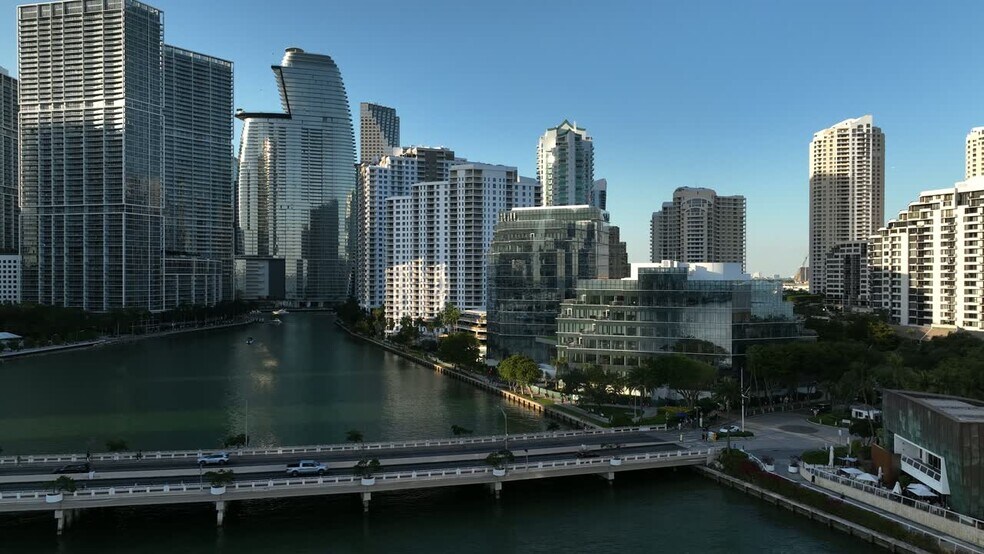 501 Brickell Key Dr, Miami, FL à louer - Vidéo sur l’annonce professionnelle – Image 2 sur 9