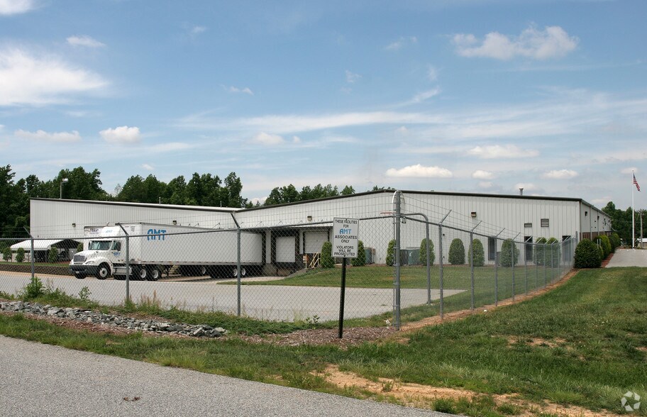 113 Sunrise Center Dr, Thomasville, NC à louer - Photo de l’immeuble – Image 3 sur 5