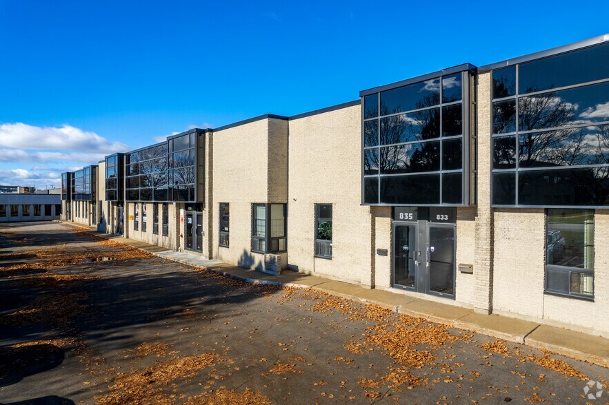 825-851 Rue McCaffrey, Montréal, QC à louer - Photo de l’immeuble – Image 3 sur 4