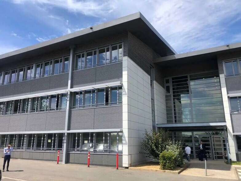 24 Avenue De La Demi-Lune, Roissy-en-France à louer - Photo de l’immeuble – Image 2 sur 8