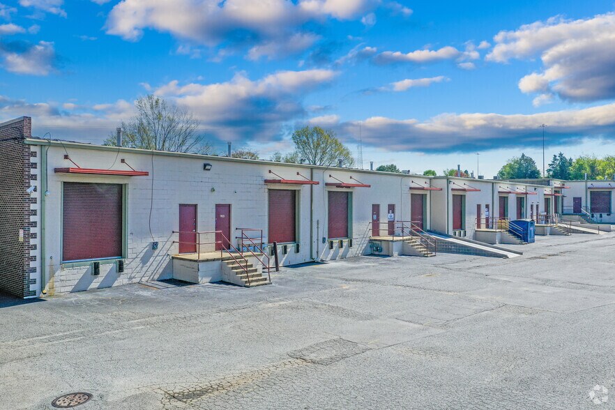 801 Clanton Rd, Charlotte, NC à louer - Photo de l’immeuble – Image 2 sur 5
