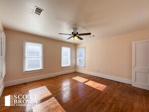 821 N Locust St, Denton, TX à louer Photo intérieure– Image 2 sur 6