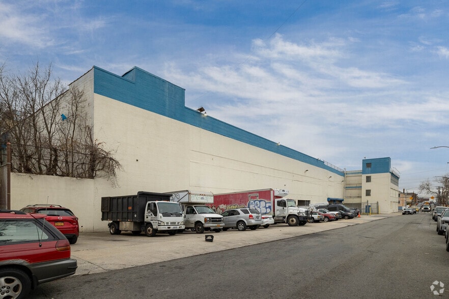 20-20 129th St, College Point, NY à louer - Photo de l’immeuble – Image 3 sur 7
