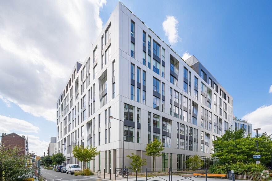 Local commercial dans Saint-Denis à louer - Photo de l’immeuble – Image 2 sur 4