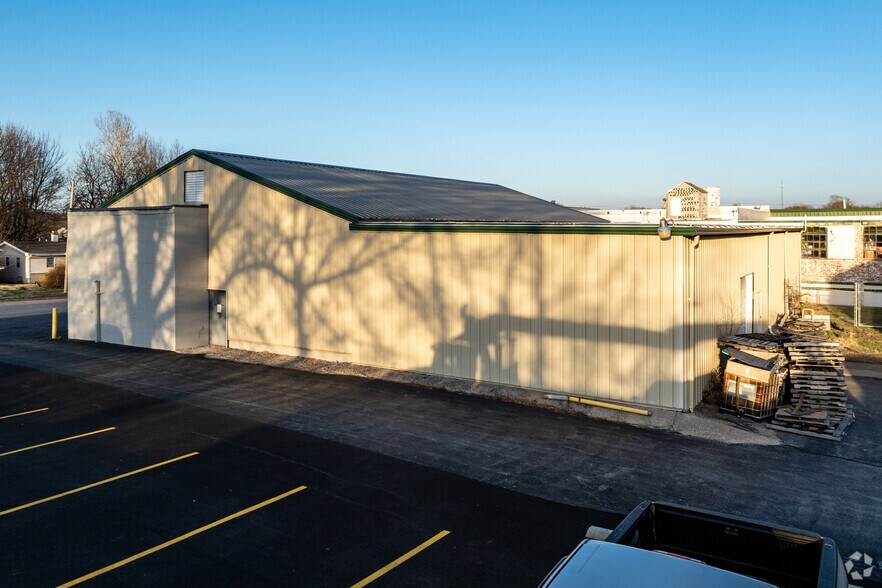 1300 W Poplar St, Springfield, MO à louer - Photo de l’immeuble – Image 2 sur 5