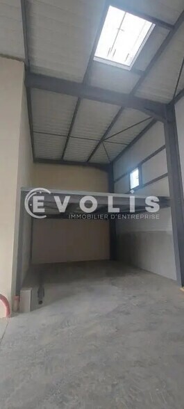 Local d’activités dans Saint-Étienne-la-Varenne à louer - Photo intérieure – Image 3 sur 4