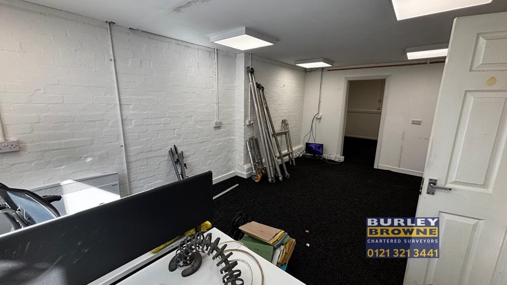 Unit 3, 17 Reddicap, Sutton Coldfield, WMD - Lot 3 - - Photo intérieure - Image 1 of 7