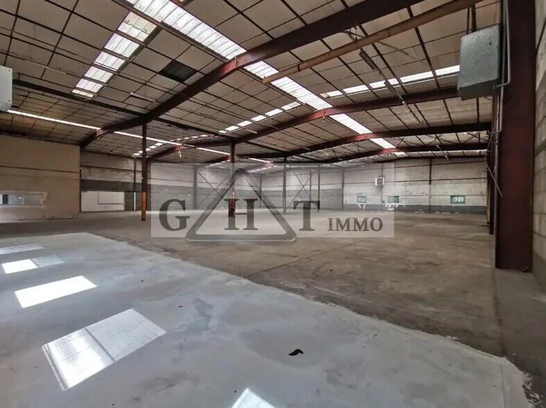Industriel/Logistique dans Plaisir à vendre - Photo intérieure – Image 3 sur 5
