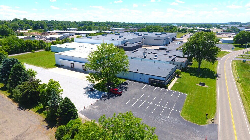 7948 Freedom Ave NW, North Canton, OH à louer - Photo de l’immeuble – Image 2 sur 3