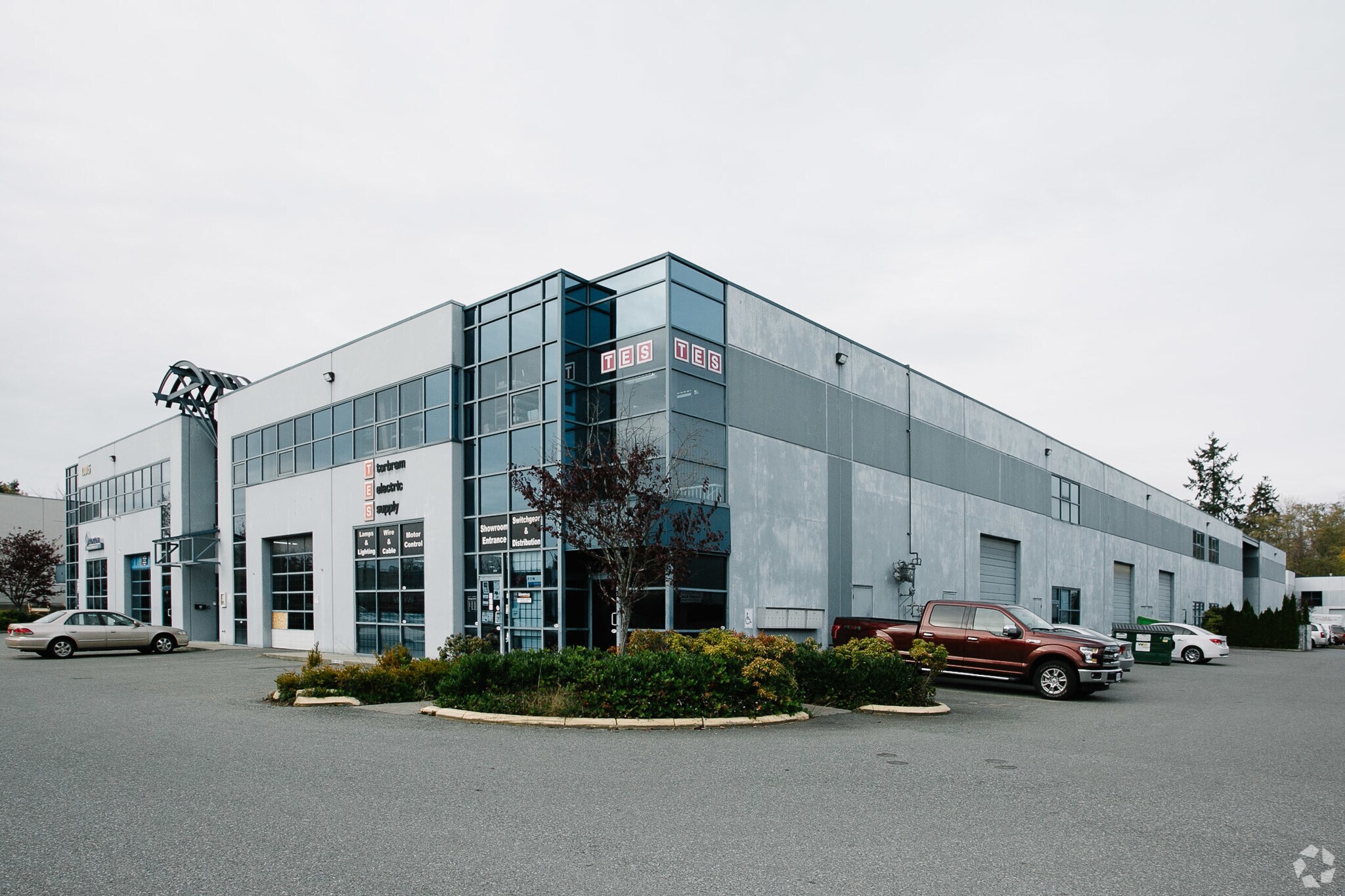 13015 84th Ave, Surrey, BC à louer Photo principale– Image 1 sur 9