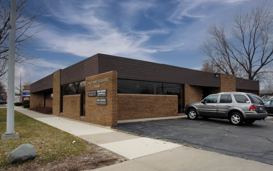 25915 Harper Ave, Saint Clair Shores, MI à vendre - Photo de l’immeuble – Image 1 sur 1
