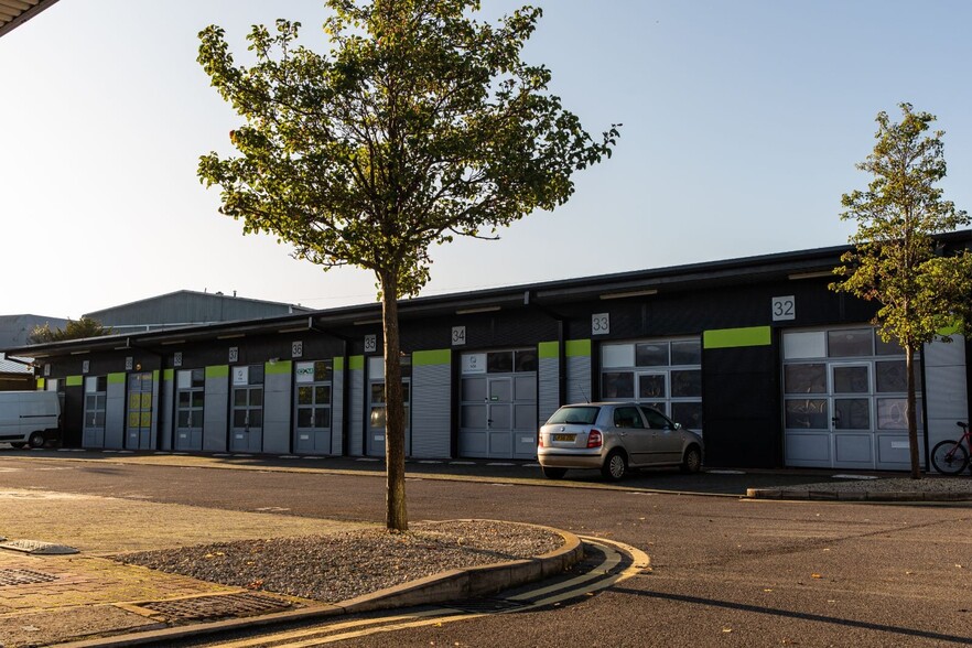 Molly Millars Ln, Wokingham à louer - Photo de l’immeuble – Image 1 sur 4