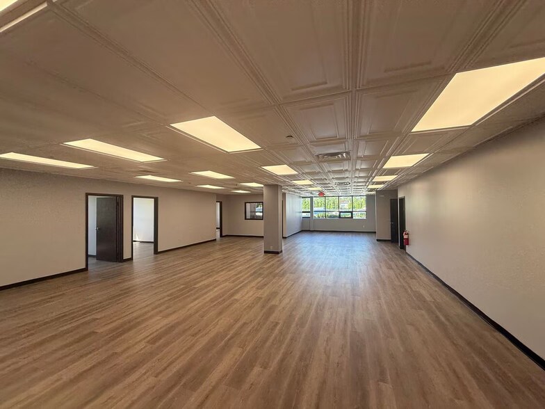 565 Broadhollow Rd, Farmingdale, NY à louer - Photo intérieure – Image 1 sur 6