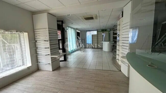 Plus de détails pour Local commercial à louer