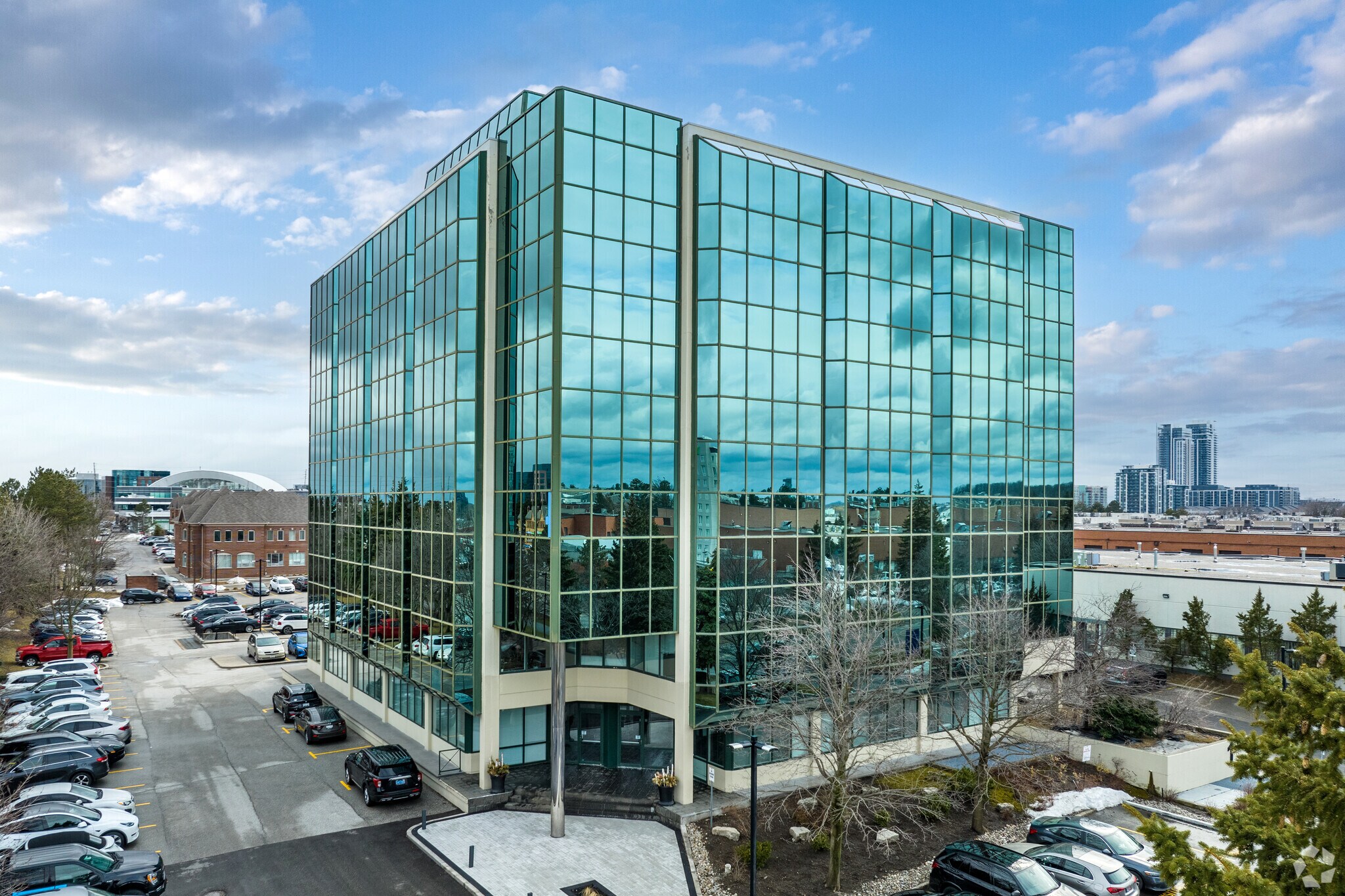 1 W Pearce St, Richmond Hill, ON à louer Photo de l’immeuble– Image 1 sur 6