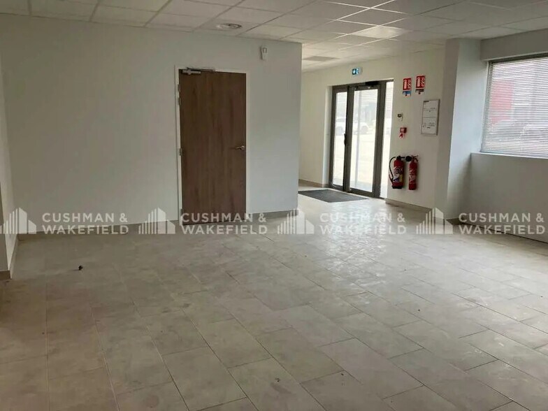 65 Avenue Jacqueline Auriol, Marignane à louer - Photo de l’immeuble – Image 3 sur 8