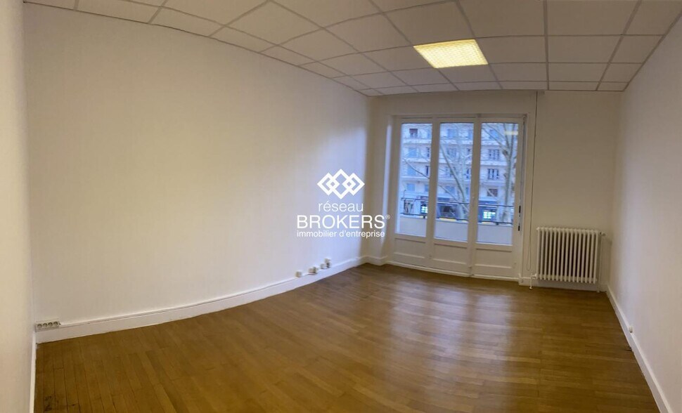 Bureau dans Grenoble à louer - Photo de l’immeuble – Image 3 sur 12
