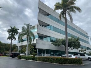 5959 Waterford District Dr, Miami, FL à louer Photo de l’immeuble– Image 2 sur 6