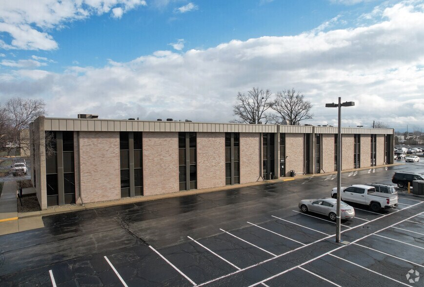 6525 E 82nd St, Indianapolis, IN à louer - Photo de l’immeuble – Image 2 sur 4