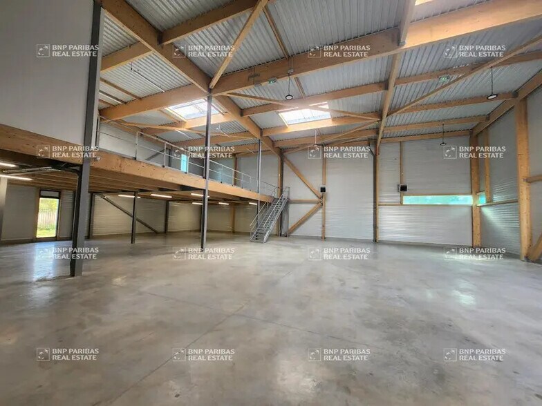 Local d’activités dans Chanteloup-en-Brie à louer - Photo de l’immeuble – Image 2 sur 19