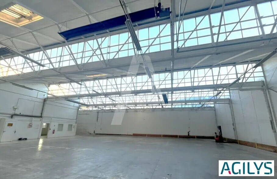 Local d’activités dans Massy à louer - Photo de l’immeuble – Image 2 sur 12