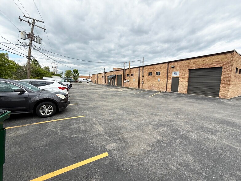 500-502 Crossen Ave, Elk Grove Village, IL à louer - Photo de l’immeuble – Image 2 sur 6
