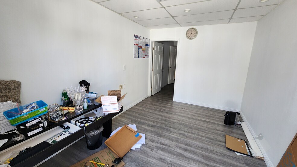 9795 Cabrini Dr, Burbank, CA à louer - Photo de l’immeuble – Image 3 sur 11