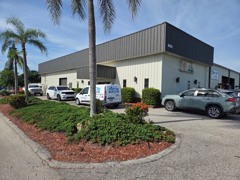 1036 NE Pine Island Rd, Cape Coral, FL à vendre - Photo de l’immeuble – Image 2 sur 12