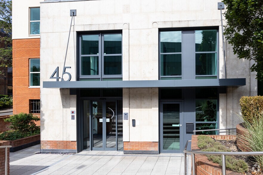45 London Rd, Reigate à louer - Photo de l’immeuble – Image 3 sur 9