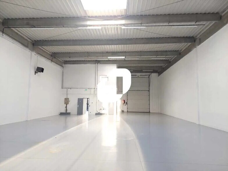 6-8 Rue Marie Curie, Coignières à louer - Photo intérieure – Image 3 sur 10