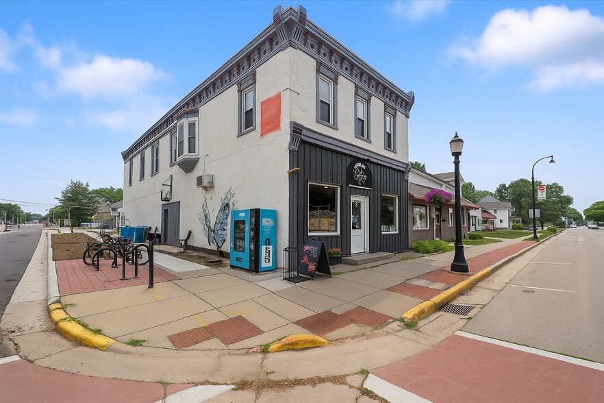 200 & 204 W Main St, Waunakee, WI à vendre - Photo de l’immeuble – Image 1 sur 35