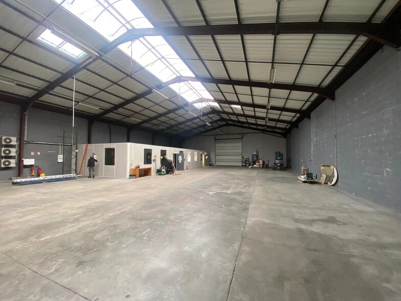 Local d’activités dans Brignais à louer - Photo de l’immeuble – Image 2 sur 3