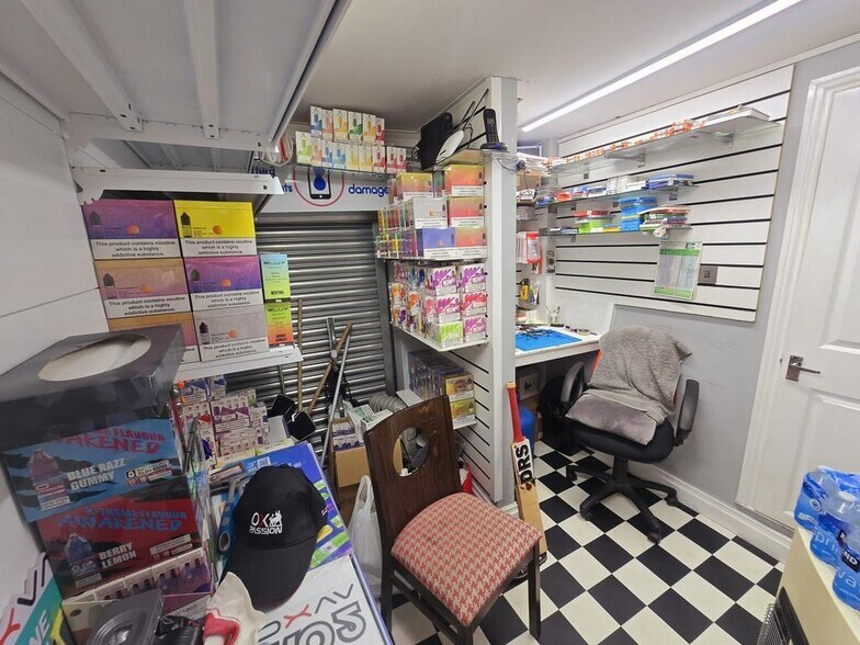 86 High St, Queensbury à vendre - Photo de l’immeuble – Image 3 sur 22