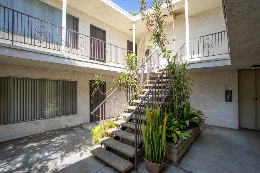 12756 Venice Blvd, Los Angeles, CA à vendre - Photo de l’immeuble – Image 3 sur 19
