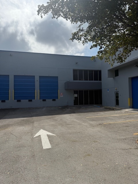 8351-8391 NW 64th St, Miami, FL à louer Photo principale– Image 1 sur 2
