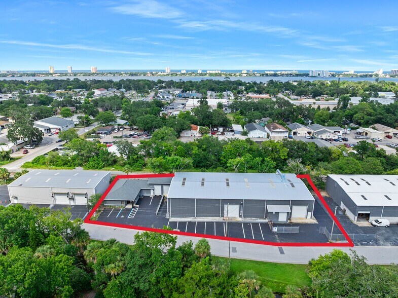 711 Commercial Dr, Daytona Beach, FL à louer - Photo de l’immeuble – Image 1 sur 35