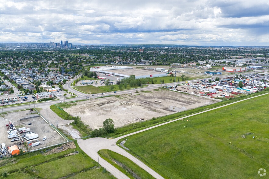 3208 52 St SE, Calgary, AB à vendre - Aérien – Image 2 sur 8
