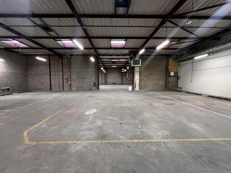 Local d’activités dans Neuilly-sur-Marne à louer - Photo de l’immeuble – Image 1 sur 19