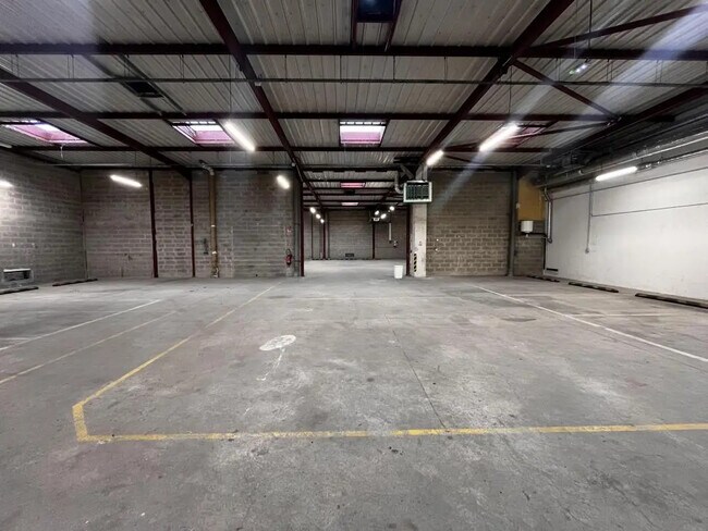 Plus de détails pour Local d'activités à louer