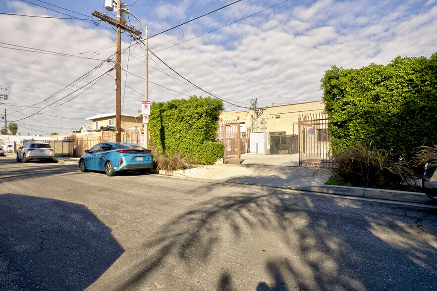 18417 Bryant St, Northridge, CA à vendre - Photo de l’immeuble – Image 3 sur 47
