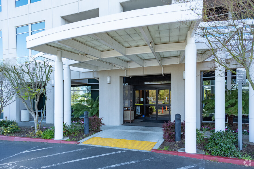 100 Rowland Way, Novato, CA à louer - Photo de l’immeuble – Image 3 sur 8