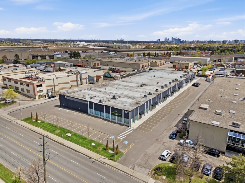 397 Humberline Dr, Toronto, ON à vendre - Aérien – Image 1 sur 16