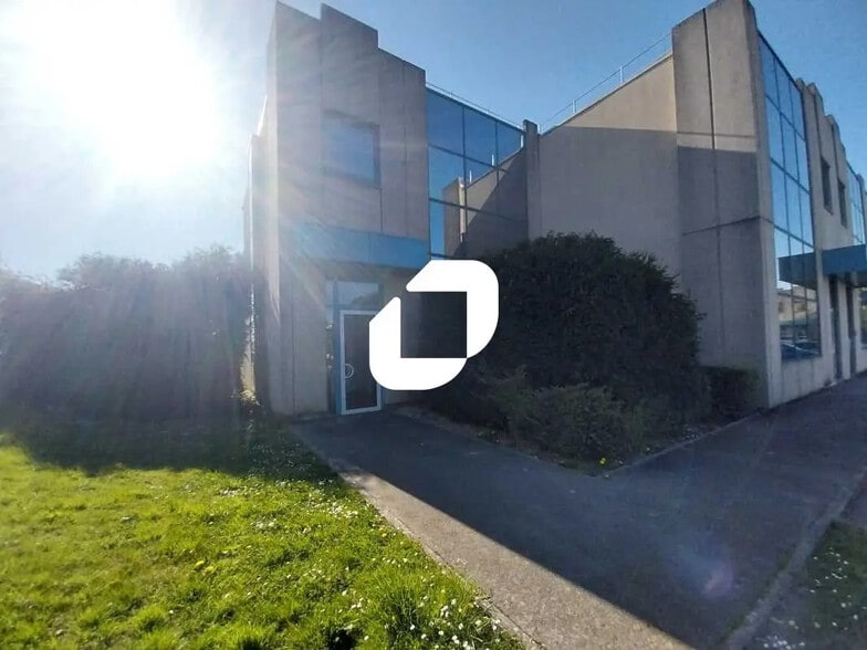 Local d’activités dans La Verrière à louer - Photo de l’immeuble – Image 2 sur 12