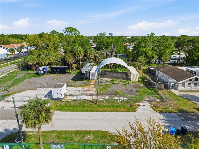 7511 Winchester Dr, Tampa, FL à vendre - Photo de l’immeuble – Image 3 sur 13