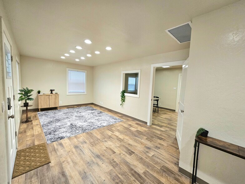 18 Williamsburg Ln, Chico, CA à louer - Photo de l’immeuble – Image 2 sur 8