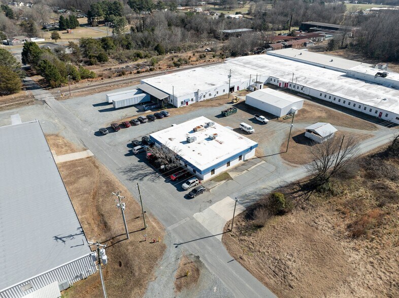 206 E Frazier Ave, Liberty, NC à louer - Photo de l’immeuble – Image 2 sur 9