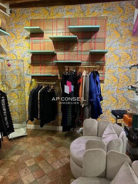 Local d’activités dans Versailles à louer - Photo de l’immeuble – Image 2 sur 10