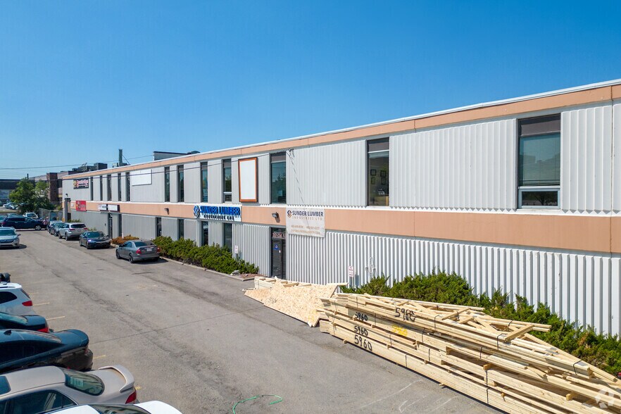 3501 23rd St NE, Calgary, AB à louer - Photo de l’immeuble – Image 2 sur 6