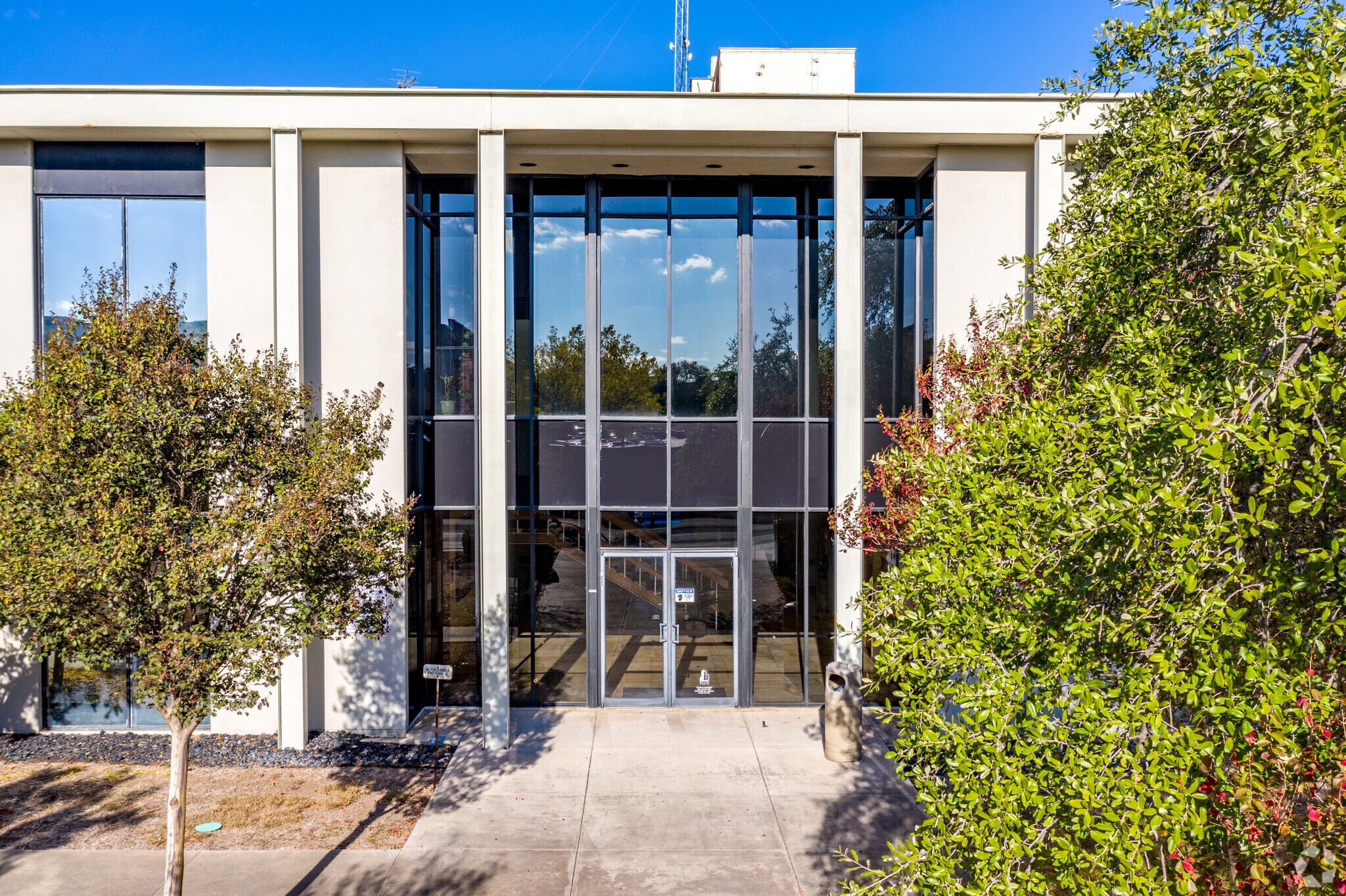 4203 Woodcock Dr, San Antonio, TX à vendre Photo de l’immeuble– Image 1 sur 3